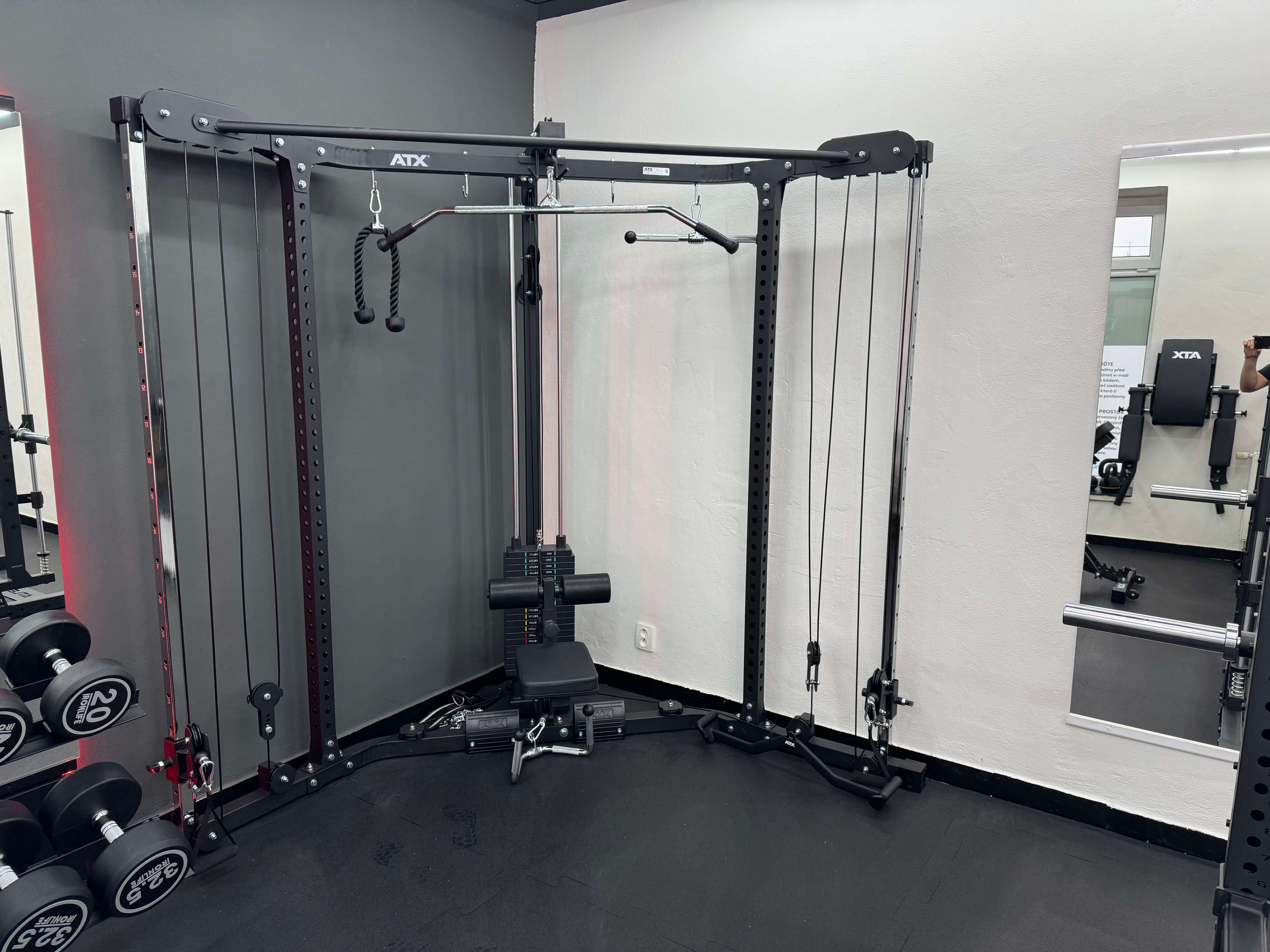 Multifunkční posilovací stanice - Tato stanice je ideální pro komplexní trénink celého těla, zaměřený na silové i kondiční cvičení.